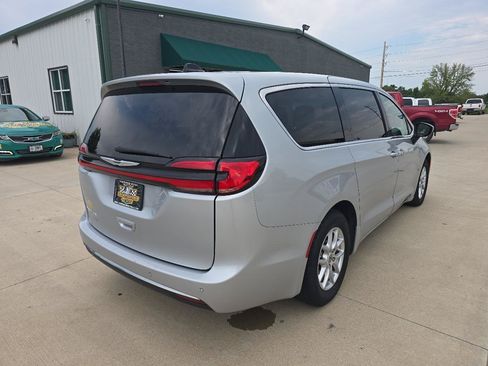 Used 2023 Chrysler Pacifica Touring-L FWD image 8