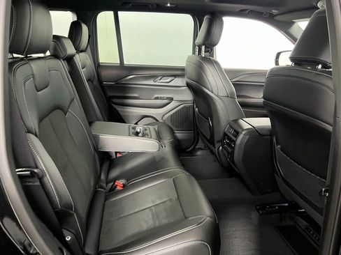 Used 2025 Jeep Grand Cherokee Altitude image 30