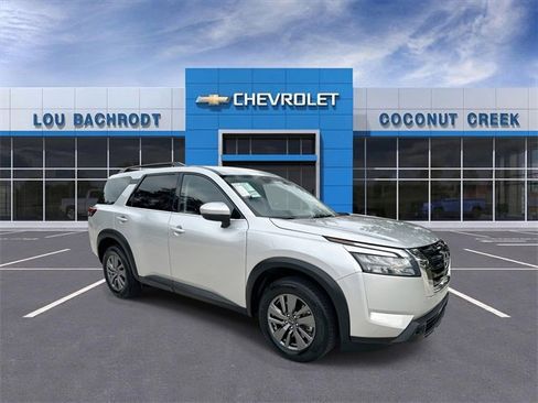 Used 2025 Nissan Pathfinder SV image 2