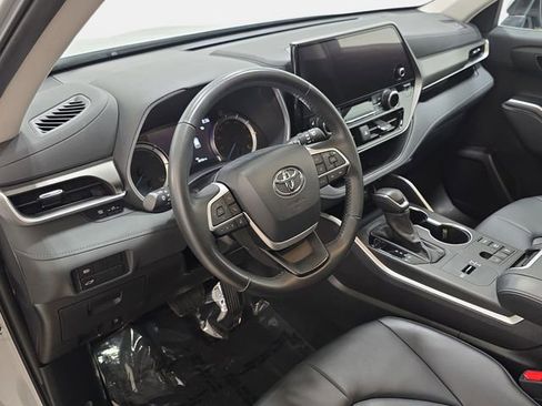 Certified 2024 Toyota Highlander XLE image 13