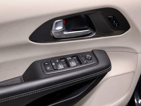 Used 2024 Chrysler Pacifica Touring-L FWD image 24