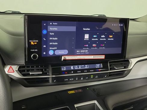 Used 2025 Toyota Sienna XLE FWD image 29