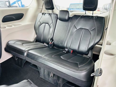 Used 2023 Chrysler Pacifica Touring-L image 27