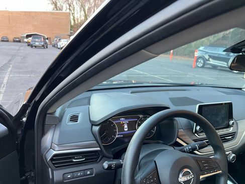 Used 2025 Nissan Altima 2.5 SV image 33