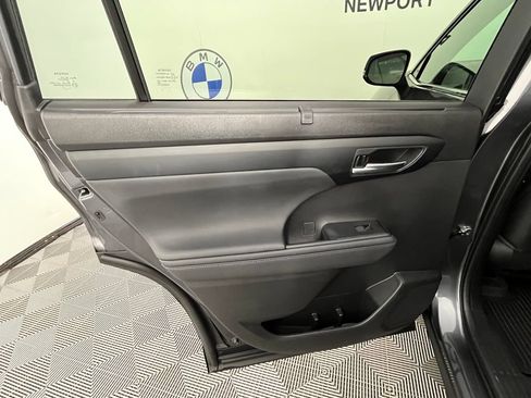 Used 2023 Toyota Highlander XLE AWD/4WD image 28