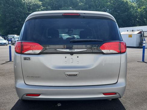 Used 2023 Chrysler Voyager LX FWD image 4