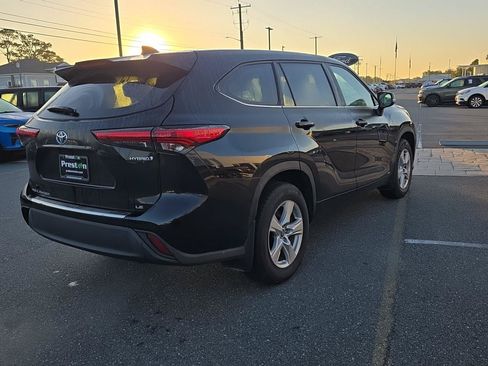 Used 2022 Toyota Highlander LE AWD/4WD image 6