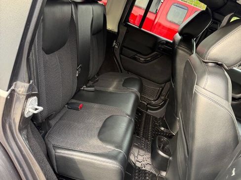 Used 2017 Jeep Wrangler Unlimited Sahara AWD/4WD image 5