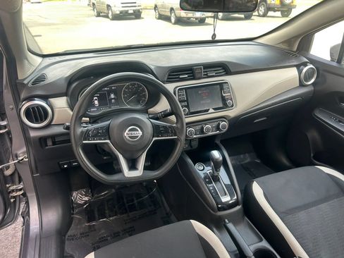 Used 2021 Nissan Versa SV FWD image 4