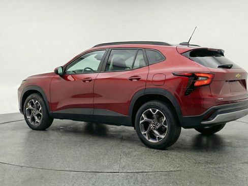 Used 2025 Chevrolet Trax LT FWD image 6