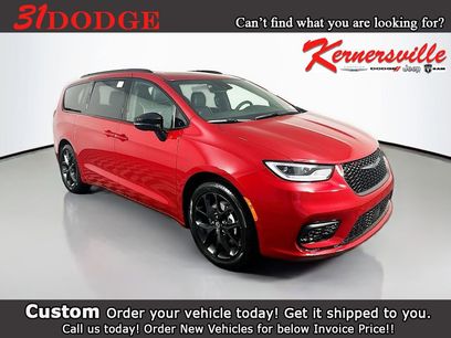 New 2026 Chrysler Pacifica Limited w/ Uconnect Theater Family Group