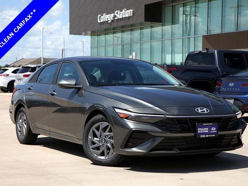 Used 2024 Hyundai Elantra SEL image 1