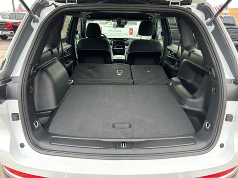 Used 2025 Jeep Grand Cherokee Laredo RWD image 13