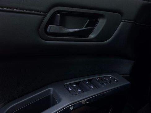 Used 2025 Nissan Pathfinder SV FWD image 22
