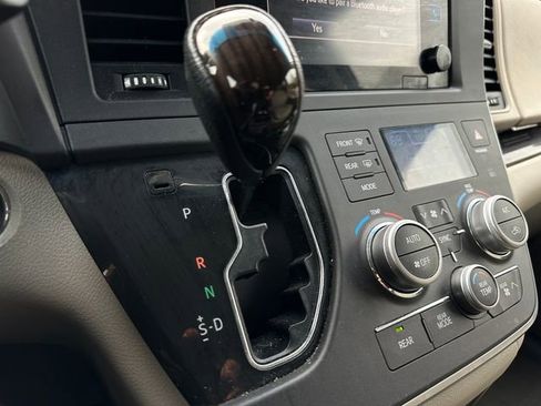 Used 2015 Toyota Sienna XLE image 30