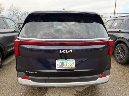 Used 2025 Kia Carnival image 3