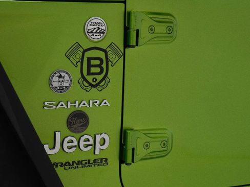 Used 2018 Jeep Wrangler Unlimited Sahara w/ Uconnect 4C Nav & Sound Group AWD/4WD image 19