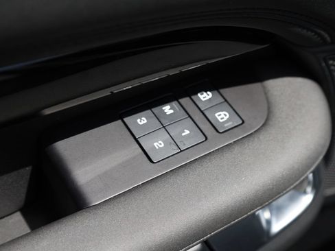 Used 2024 Land Rover Discovery S AWD/4WD image 13