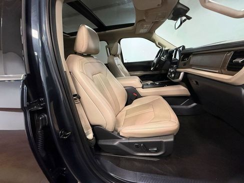 Used 2023 Ford Expedition Limited image 13