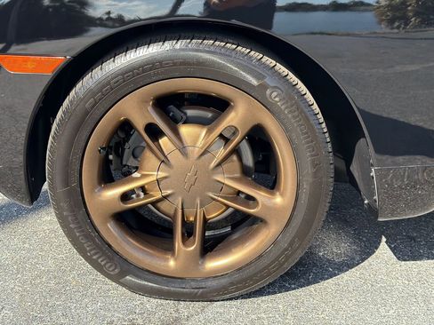 Used 2005 Chevrolet SSR w/ Preferred Equipment Group image 9