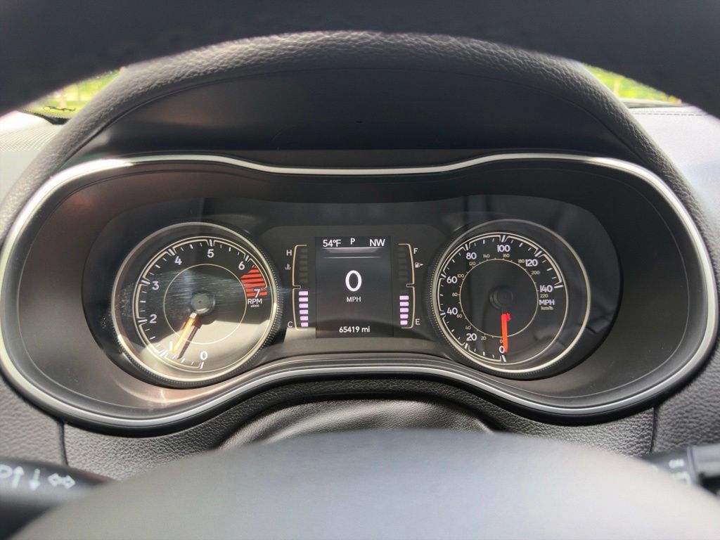 Used 2019 Jeep Cherokee Latitude Plus w/ Cold Weather Group AWD/4WD image 18