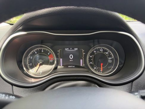 Used 2019 Jeep Cherokee Latitude Plus w/ Cold Weather Group AWD/4WD image 18