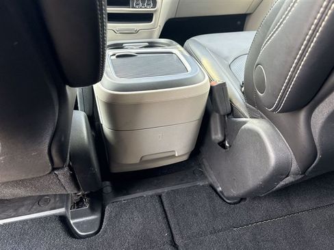 Used 2024 Chrysler Pacifica Touring-L FWD image 20