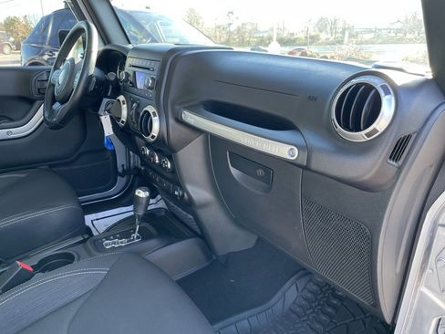 Used 2017 Jeep Wrangler Unlimited Sahara image 27