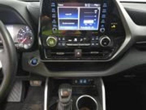 Used 2022 Toyota Highlander L FWD image 11