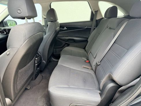 Used 2018 Kia Sorento FWD image 13