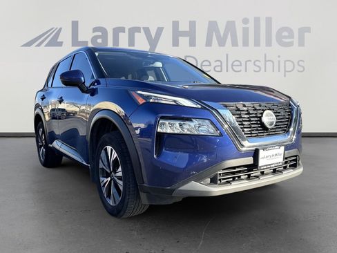 Used 2021 Nissan Rogue SV image 2