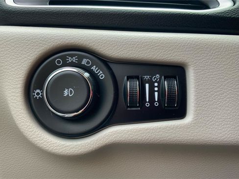 Used 2024 Chrysler Pacifica Touring-L FWD image 17