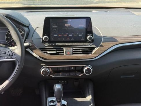 Used 2025 Nissan Altima 2.5 SV FWD image 13