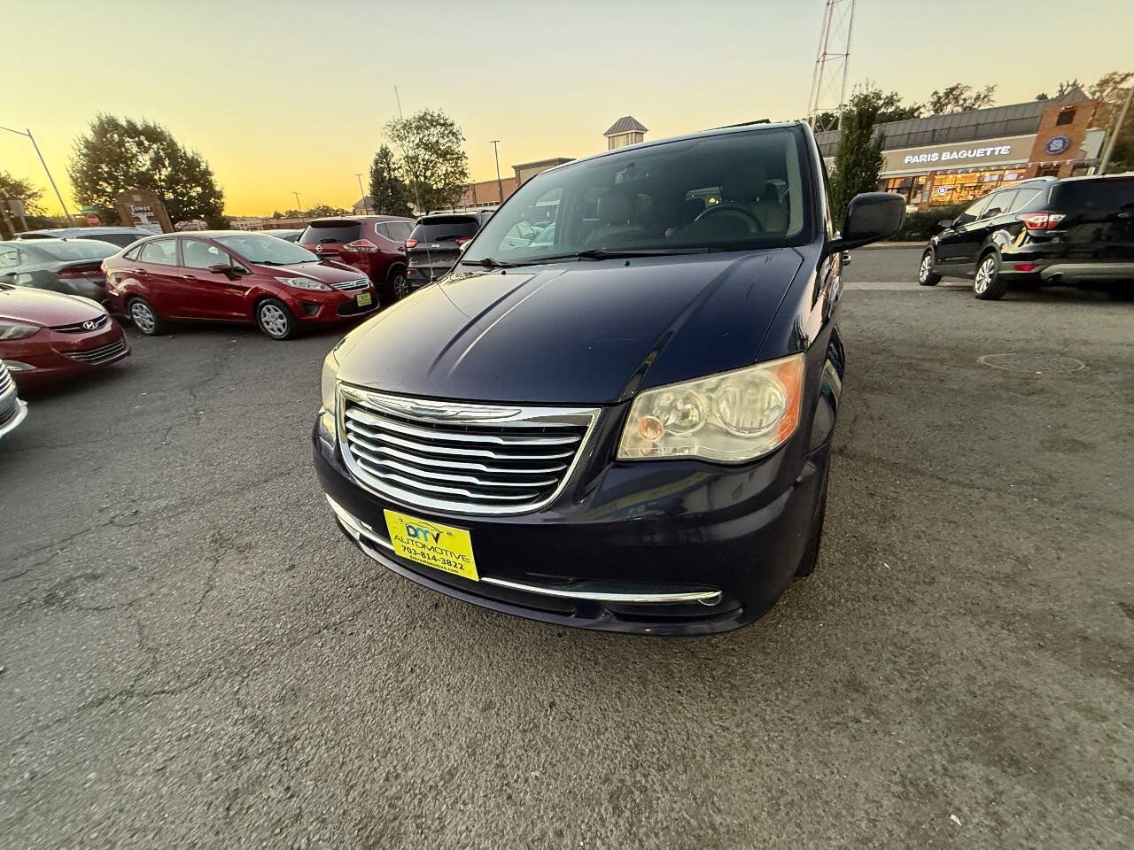 Used 2014 Chrysler Town & Country Touring FWD image 3