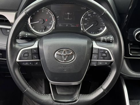 Used 2024 Toyota Highlander LE AWD/4WD image 13