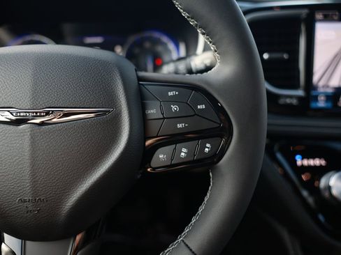 New 2026 Chrysler Pacifica Limited image 18