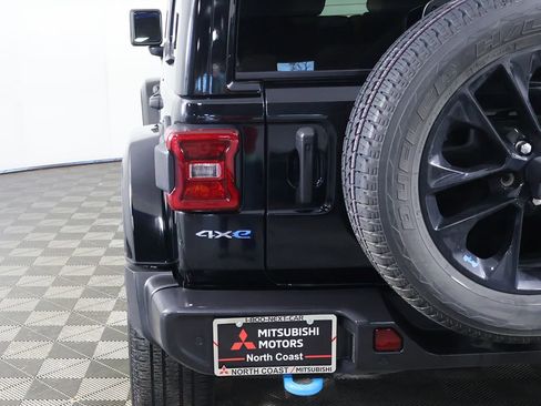 Used 2022 Jeep Wrangler Unlimited Sahara w/ Cold Weather Group AWD/4WD image 14
