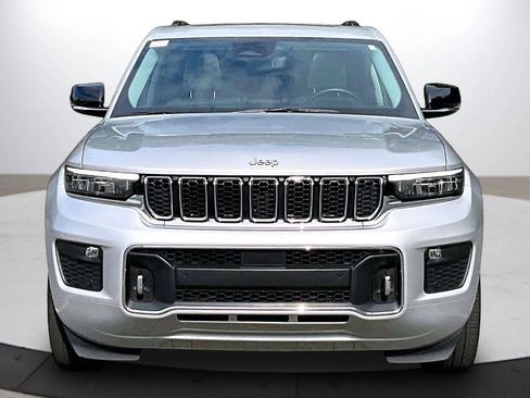 Certified 2022 Jeep Grand Cherokee Overland w/ Luxury Tech Group IV AWD/4WD image 3