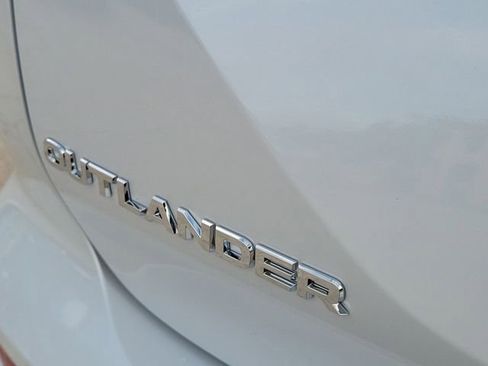 New 2026 Mitsubishi Outlander SE image 9