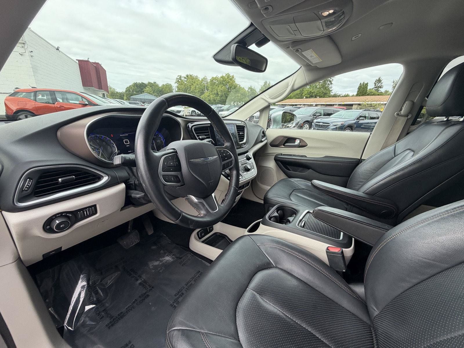 Used 2018 Chrysler Pacifica Touring-L Plus FWD image 11
