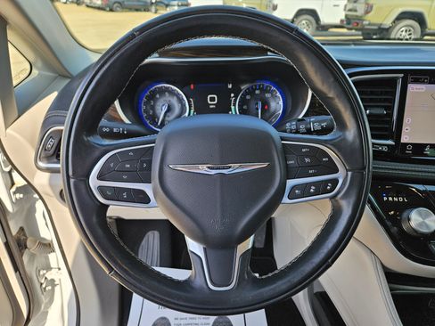 Used 2022 Chrysler Pacifica Limited FWD image 25