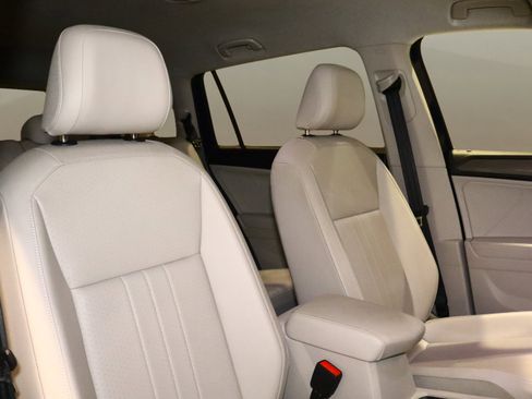 Used 2022 Volkswagen Tiguan SE image 19