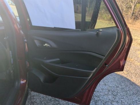 Certified 2025 Chevrolet Trax LT w/ Driver Confidence Package image 10