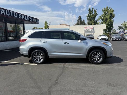 Used 2018 Toyota Highlander XLE image 2