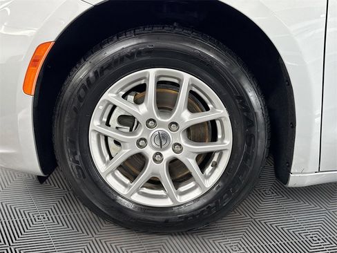 Used 2024 Chrysler Pacifica Touring-L image 28