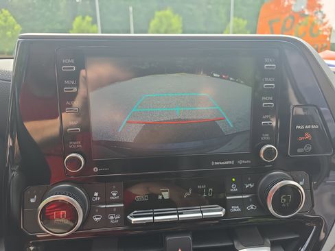 Used 2020 Toyota Highlander XLE AWD/4WD image 24