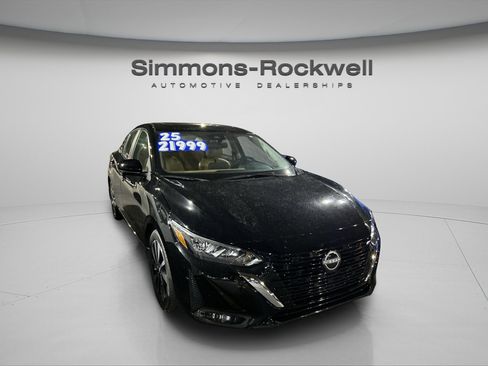 Used 2025 Nissan Sentra SV w/ SV Premium Package image 2