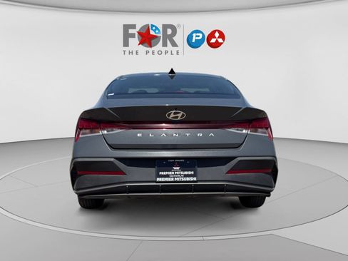 Used 2024 Hyundai Elantra SE FWD image 4
