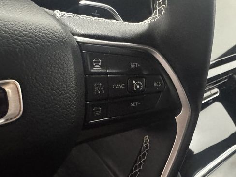 Used 2025 Jeep Grand Cherokee Altitude AWD/4WD image 6