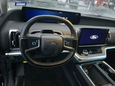 Used 2025 Ford Expedition Platinum AWD/4WD image 17